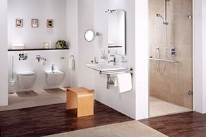 Modernes Badezimmer mit zwei Waschbecken, großem Spiegel, offener Dusche, Holzelementen und sanfter Beleuchtung.