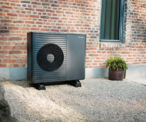 Vaillant Wärmepumpe aroTHERM plus der neuen Generation im Außenbereich eines Hauses mit grünem Garten