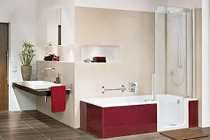 Elegantes Bad mit Kombination aus Badewanne und Dusche, rot-weißer Farbgebung, unterfahrbarem Waschtisch und Handtuchhaltern.