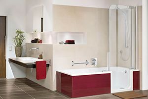 Elegantes Bad mit Kombination aus Badewanne und Dusche, rot-weißer Farbgebung, unterfahrbarem Waschtisch und Handtuchhaltern.