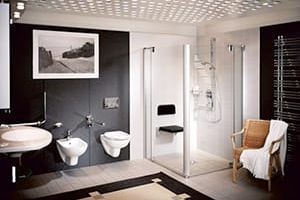 Stilvolles Badezimmer mit kontrastreichem Schwarz-Weiß-Design, bodenebener Glasdusche, Wandtoilette und beheiztem Handtuchhalter.
