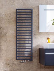 Stilvoller Badheizkörper in Grau, passend zu den Wandfliesen in natürlichen Steintönen, mit einem minimalistischen Waschbecken in einem modernen Badezimmer.