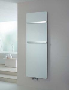 Eleganter, flacher Badheizkörper in Weiß montiert an einer hellen Wand, passt zu minimalistischem Design.