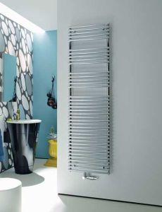 Modernes Badezimmer mit designorientiertem Heizkörper aus Metallstreben an einer weißen Wand.